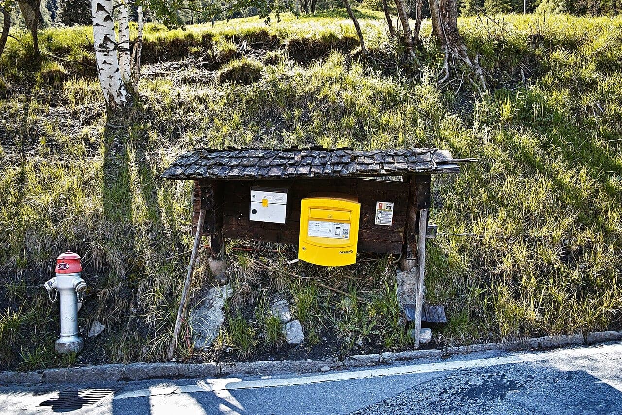 Boîte aux lettres suisse pour l’envoi d’un courrier recommandé